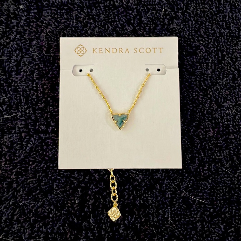PRICE DROP! Kendra Scott Perry short pendant necklace NWT - green stone.